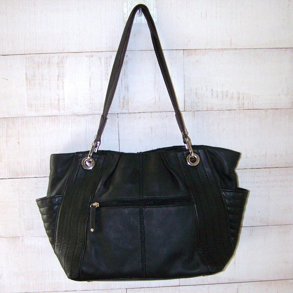 Tiganello Black Leather Shoulder Bag with Matching Key Fob - Picture 2 of 10